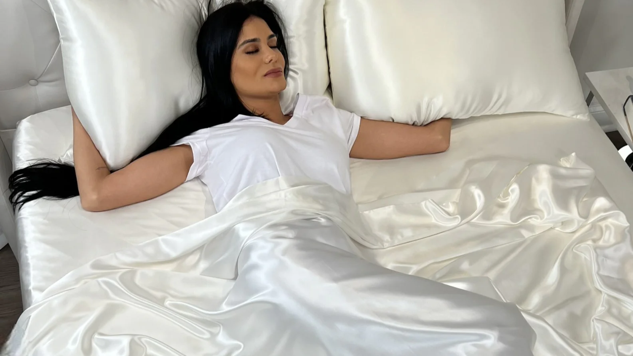 Mulberry_Park_Silks_-_30_Momme_Bedding_-_White_37_1600x-Photoroom.png